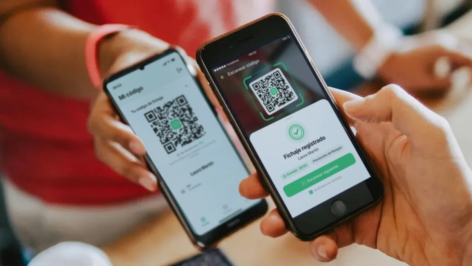 Formador escaneando el código QR de una alumna